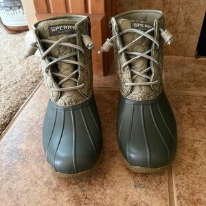 Women’s Sperry Quilted Duck Boots – Olive Green, Size 8.5